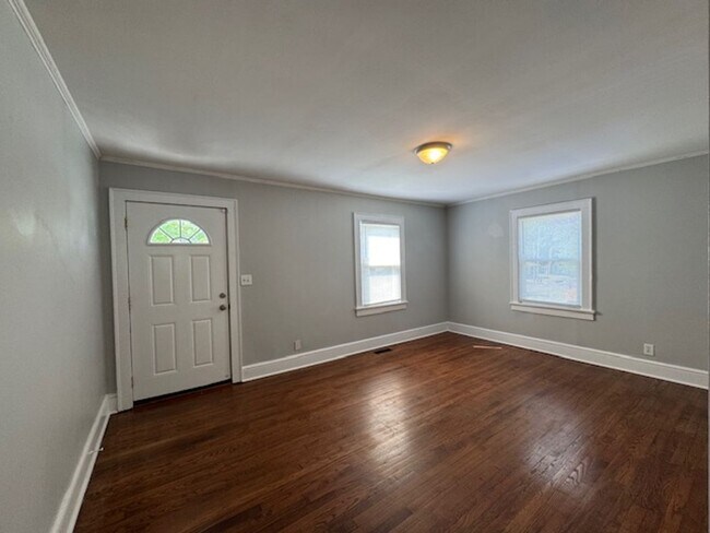 Foto del edificio - Adorable 2 Bedtoom-1 Bath Bungalow in great location, close to Downtown Greer! Lawn Service inclu...