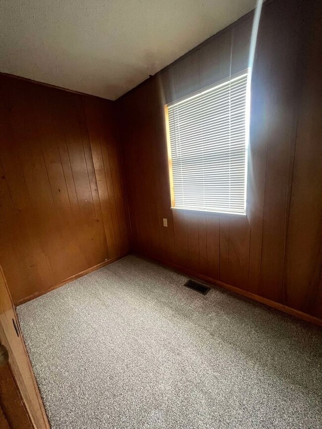 Building Photo - COMING SOON: Spacious 3BR/2BA Home In Webb City, MO with shed and bonus room!!