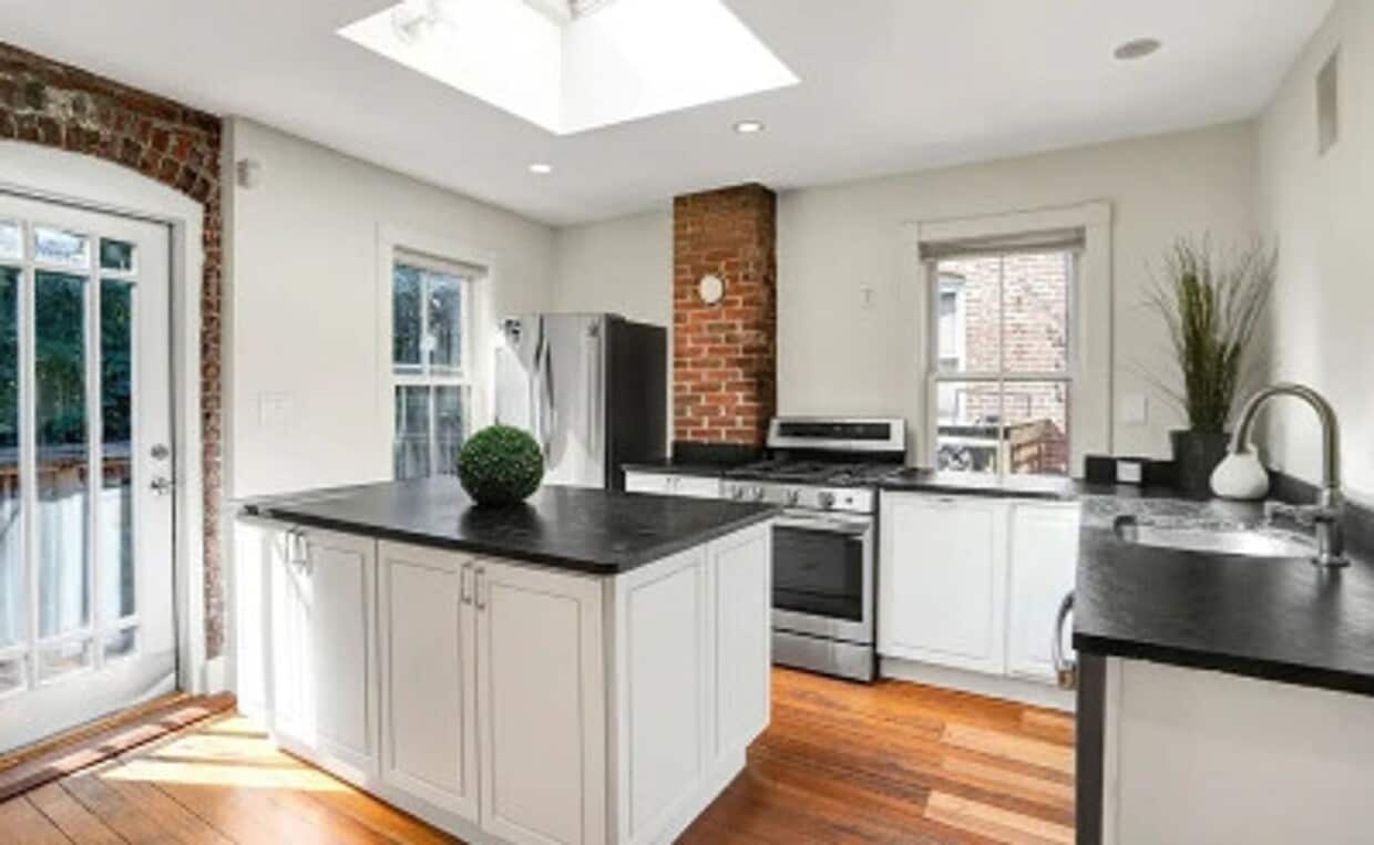 Primary Photo - NEU 6 BED 3 BATH!!!!!