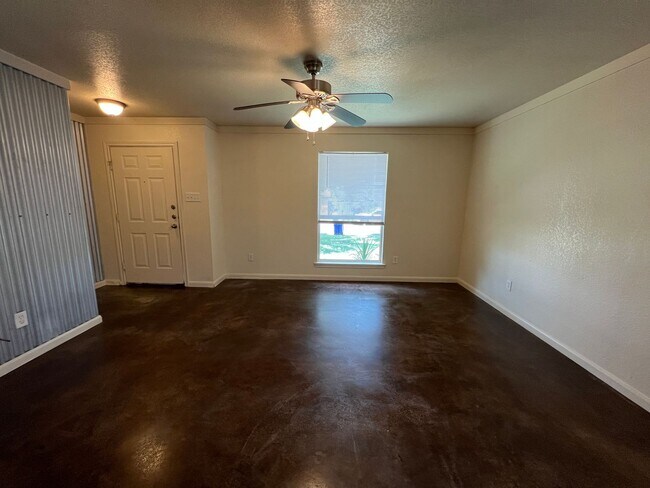 Foto del edificio - Duplex *LEASING SPECIAL AVAILABLE*