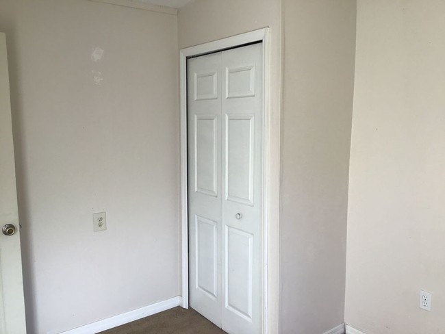 Building Photo - 3 BEDROOM/2 BATH/2 CAR GARAGE HOME