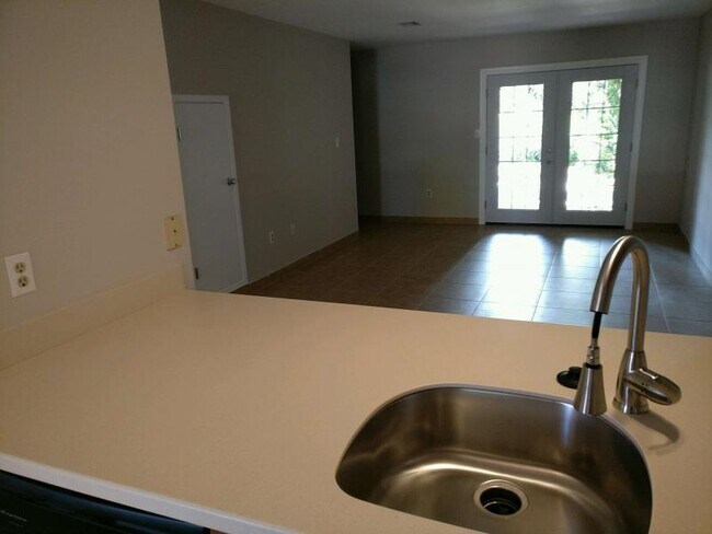 Foto del edificio - 640 Sandalwood Dr