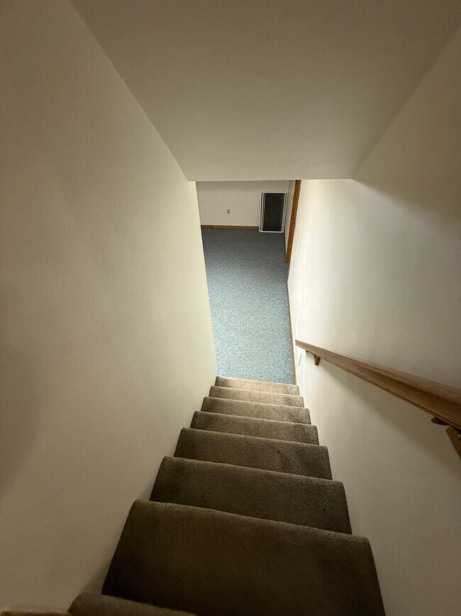 Foto del edificio - FOR RENT! Spacious 3-Bedroom Home with Garage & Large Yard – Davenport, IA