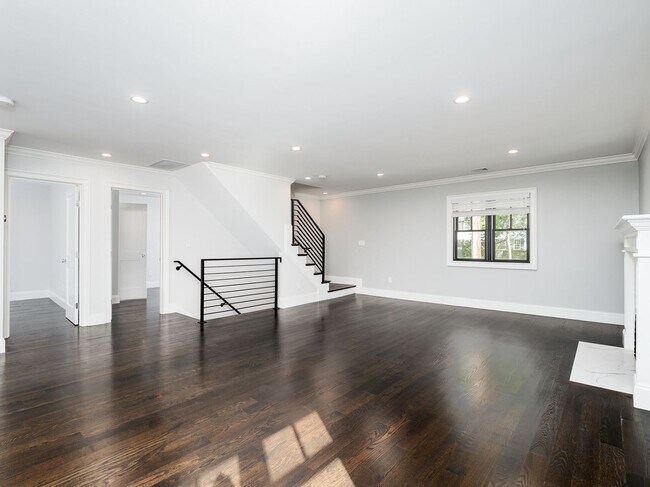 Building Photo - Homeowner-quality apartment!