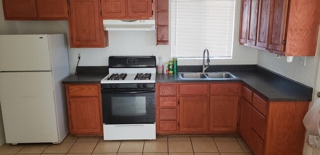 Building Photo - 2 bedroom 1 bath home in Del Monte Homes i...