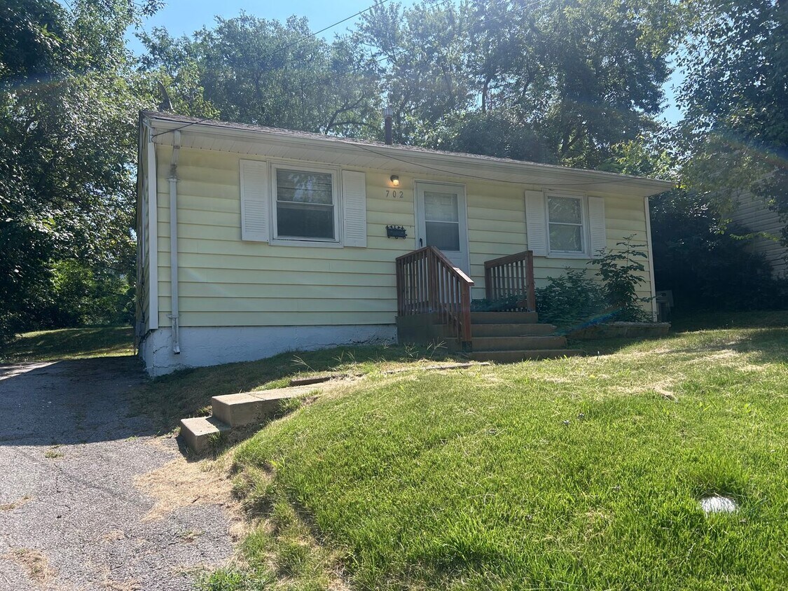 Foto principal - Charming 2 Bedroom 1 Bath House Rent Ready...