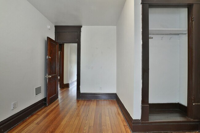 Foto del edificio - Great CENTRAL Location 5 Bedroom House - Virtual Showings Available