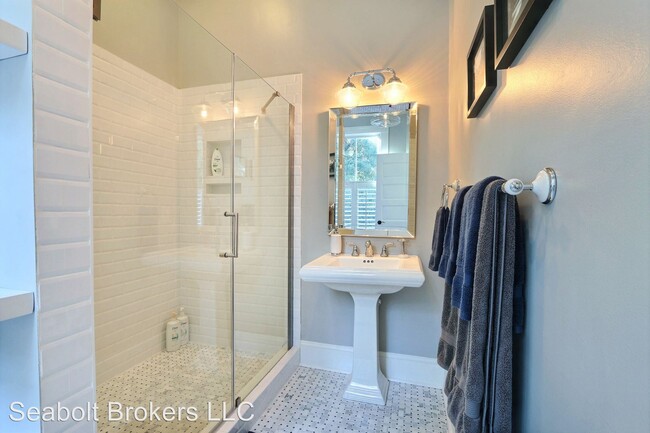 Building Photo - 4 br, 2.5 bath House - 302 W Park Ave