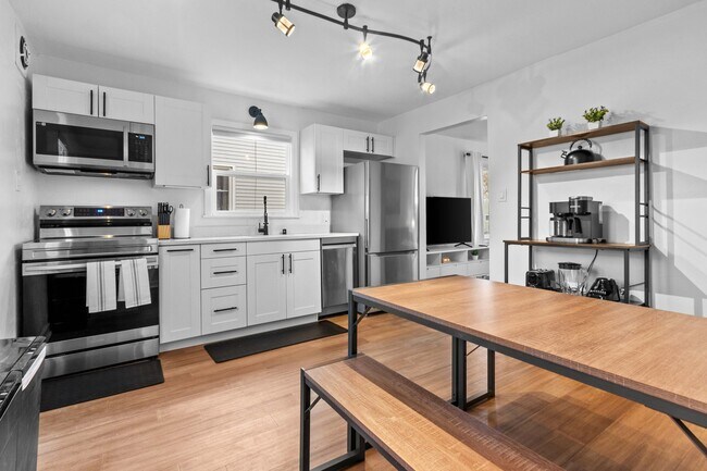 Full kitchen, fully stocked, with dining table - 916 Quincy St