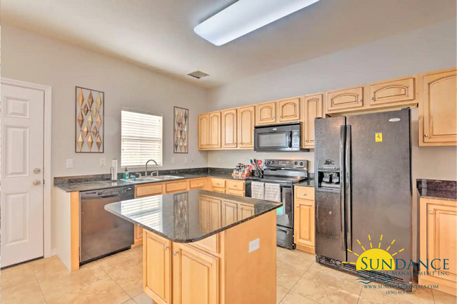 Building Photo - Beautiful 3 Bedroom Townhouse near Hurlbur...
