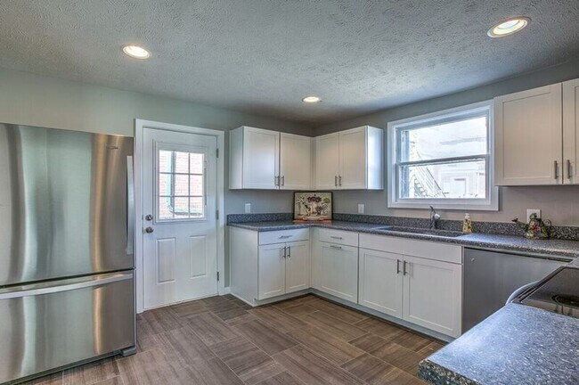 Building Photo - The Cool House Newly Remodeled 1 Bd/1 Ba H...