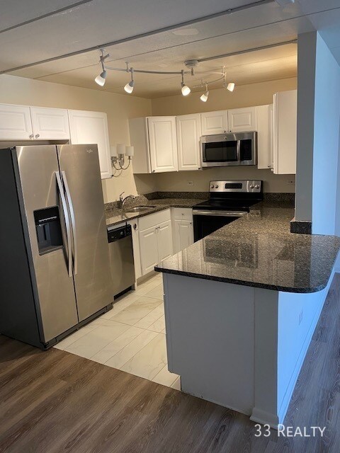 Primary Photo - Large 1Bed 1Bath I Glenview with your own ...