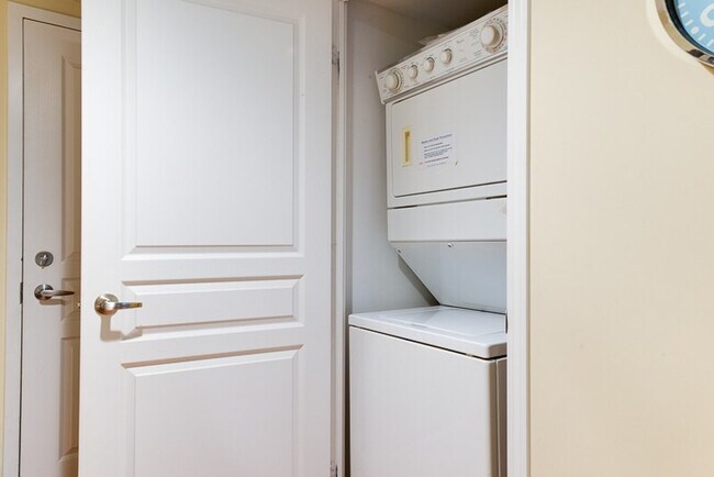 Building Photo - 203 Adelaide St W