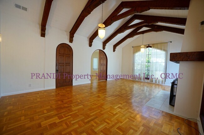 Foto del edificio - "Luxurious 4-Bed, 5.5-Bath Home with Solar...