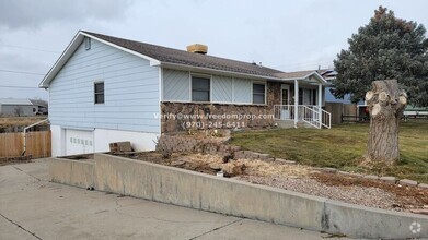 Building Photo - 647 Broken Spoke Rd