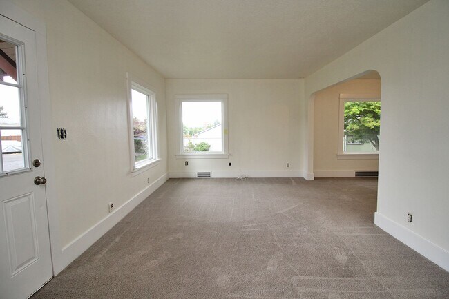Foto del edificio - Freshly Updated 2 Bedroom Parkrose Bungalow