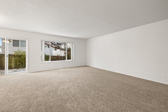 Building Photo - 3 Bed/ 2.5/Bath Must See Home in BETHANY!!