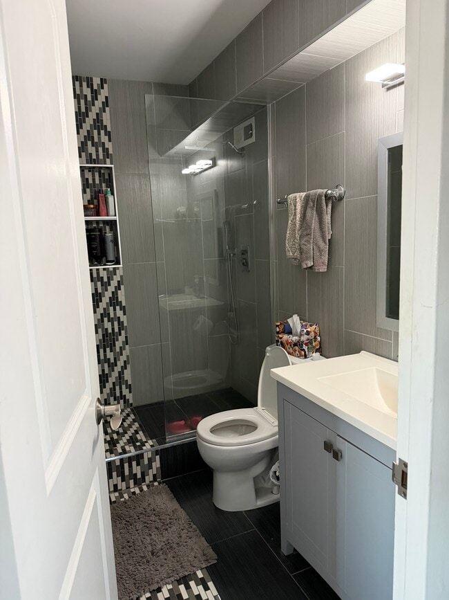 Building Photo - 3440 N Lake Shore Dr