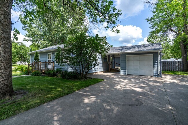 Building Photo - 3 Bedroom, 2 Bath Single Family Home