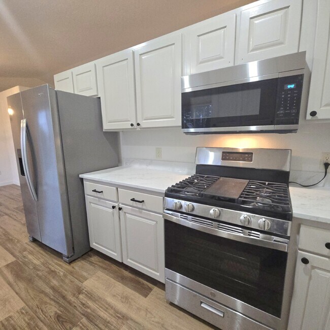 Foto del edificio - Remodeled 3 bedroom, 2 bathroom, 2 car garage + shop