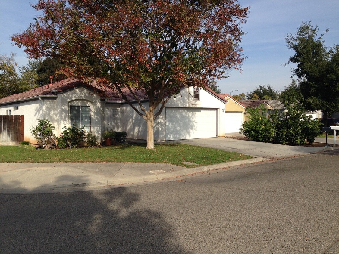 Primary Photo - 3440 W Tenaya Way