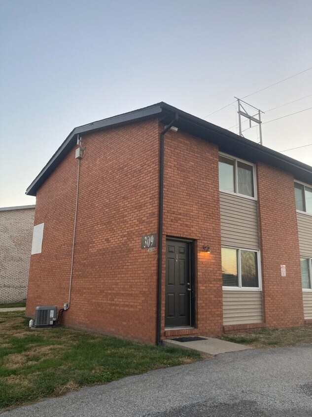309 Biggs Dr Unit 1, Belleville, IL 62221 Room for Rent in Belleville