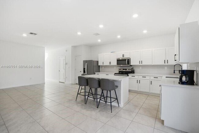 Foto del edificio - 816 NW 3rd Ter