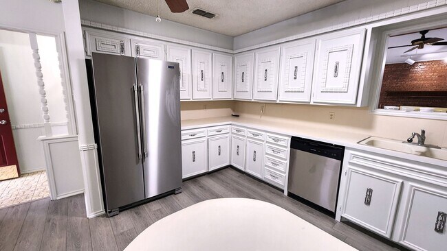 Foto del edificio - Freshly updated 3/2/2 close to shopping an...