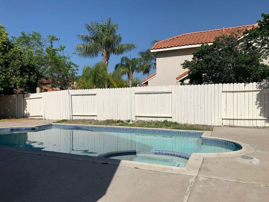 Building Photo - COMPLETELY REMODELED 4 BEDROOM POOL HOME!