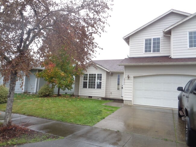 Building Photo - Desirable Pet Friendly Three Bedroom Home!