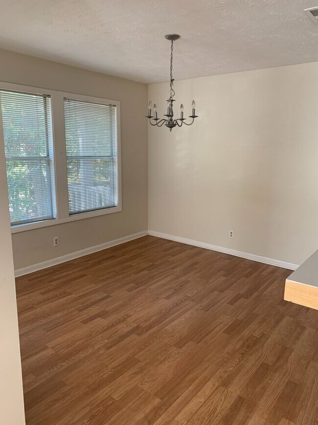 Building Photo - Top Floor 1 Bedroom Condo (rc)