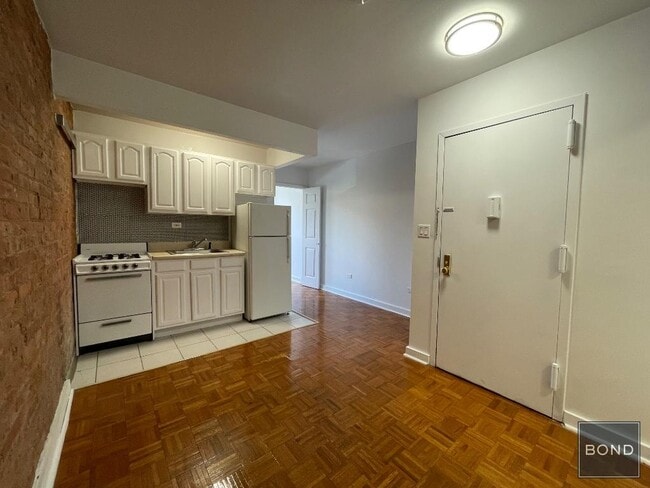 Building Photo - 172 E 106th St