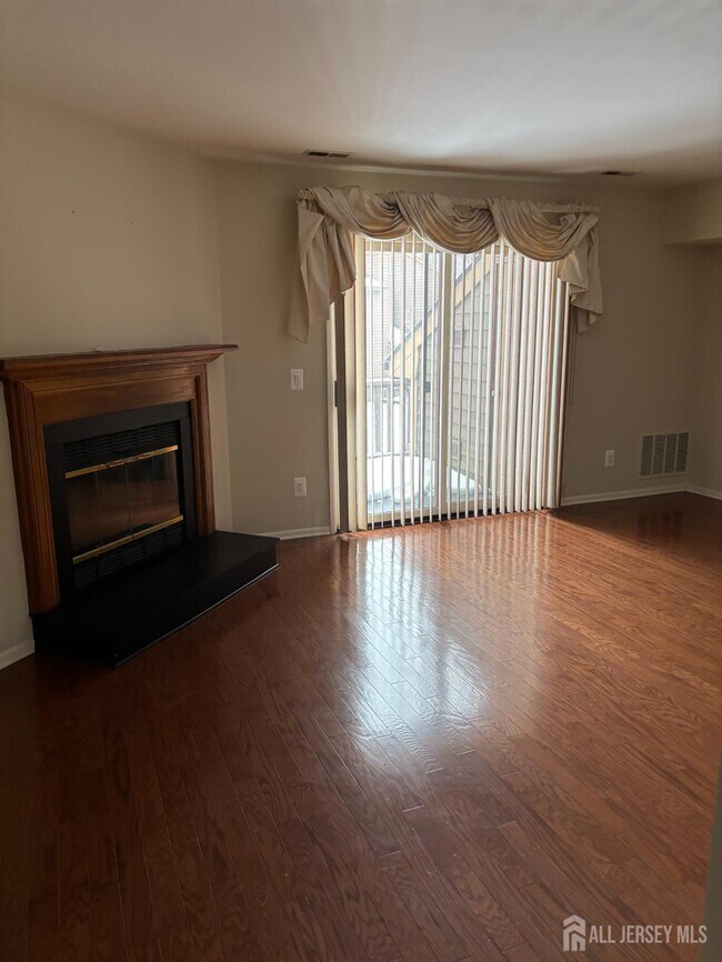 Foto del edificio - 92 Heather Ct