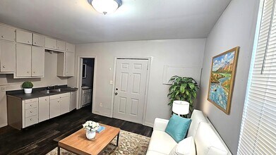 Building Photo - 817 W 11th St