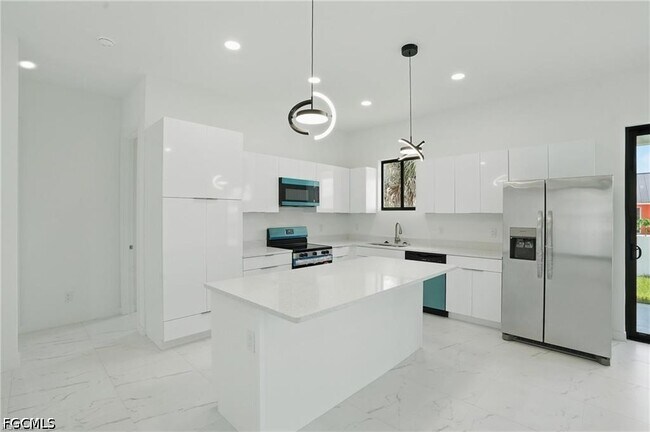 Building Photo - 472 Rajah St