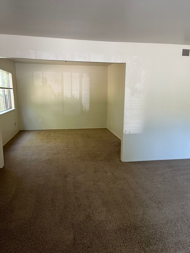 Foto del edificio - Large 2-Story Home in Covell Park