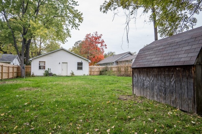 Building Photo - Centrally located bungalow!