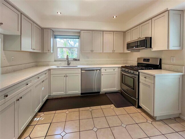 Foto del edificio - 5060 Village Garden Dr