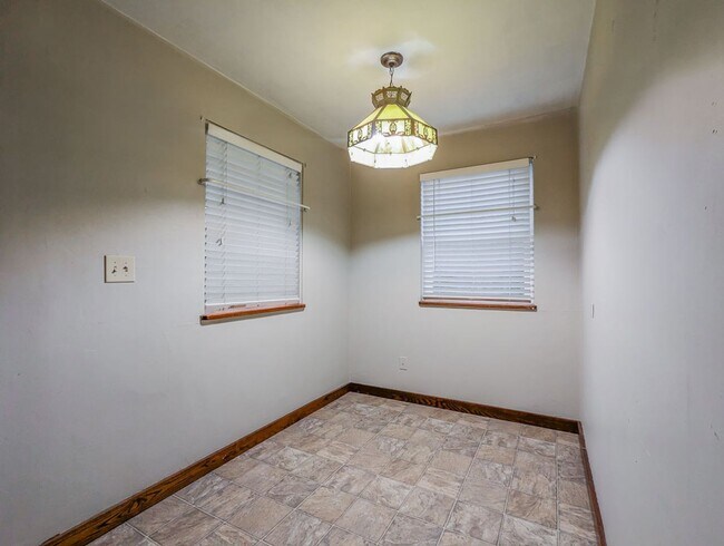 Foto del edificio - Private old world charm 3 bed, 1 bath home with tons of storage options!