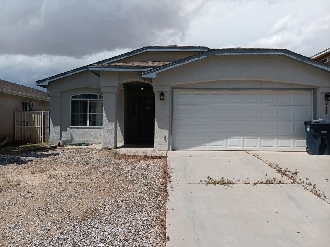 Foto principal - Cozy 4 bedroom, 2.5 bathroom home! Showing...