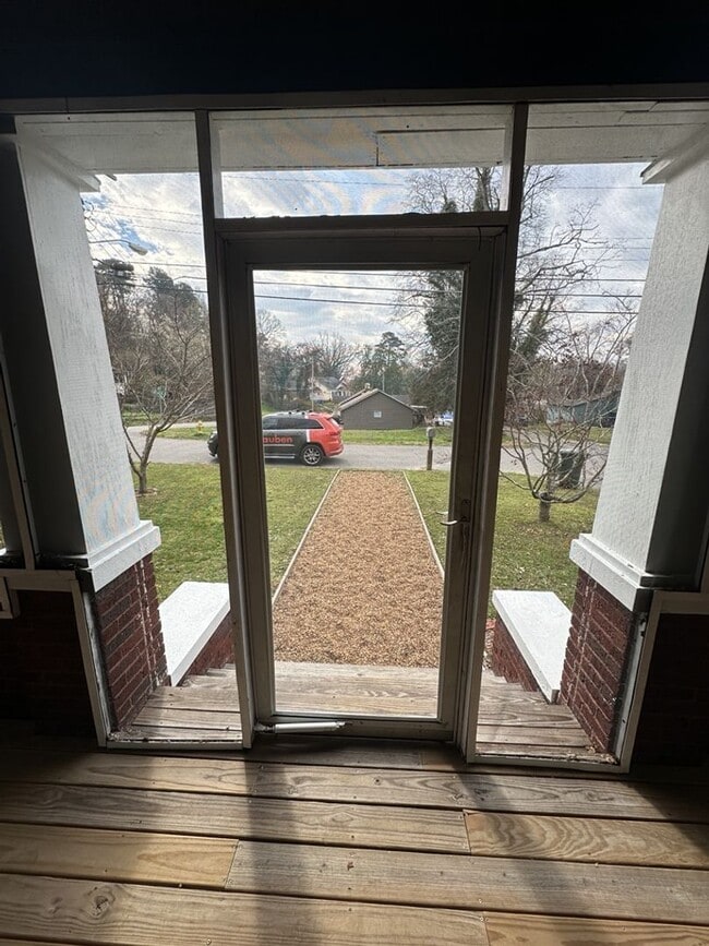 Building Photo - Available Now! 3 Bed 2 Bathroom with a Fenced Yard!