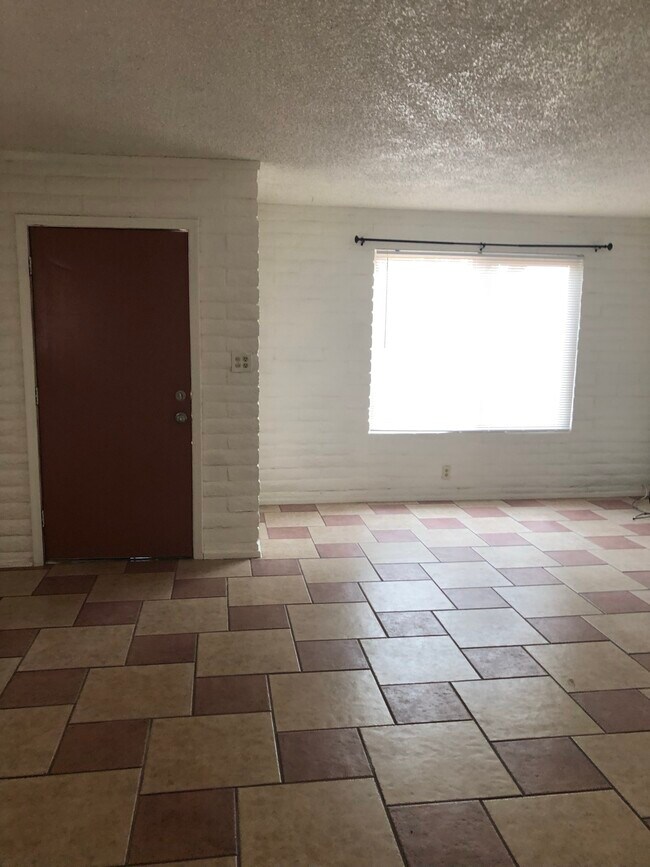 front door/livingroom - 816 N Wilson Ave