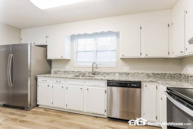 Foto del edificio - Large 4 bedroom, 3 bath, 2,163 sqft home