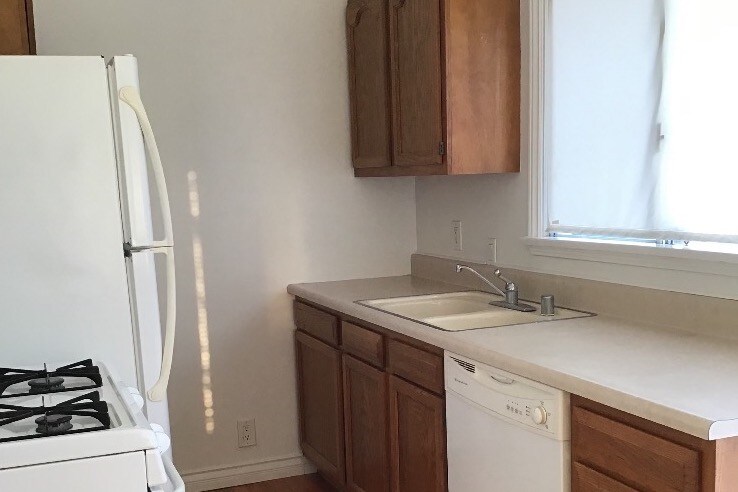 Kitchen - 8432 Lilienthal Ave