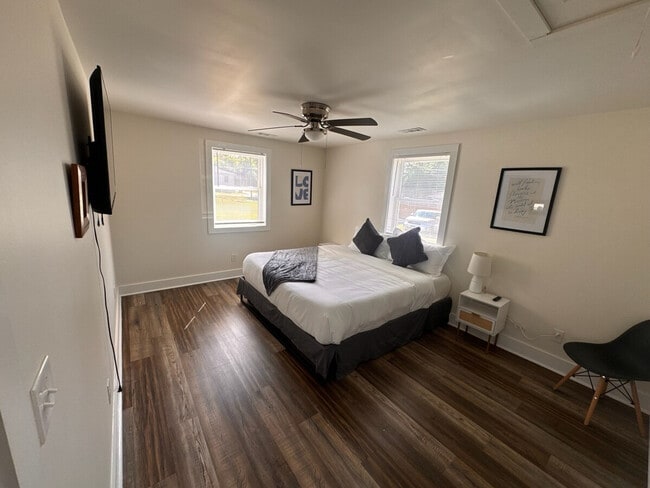 Foto del edificio - 408 Cedar Lane Rd