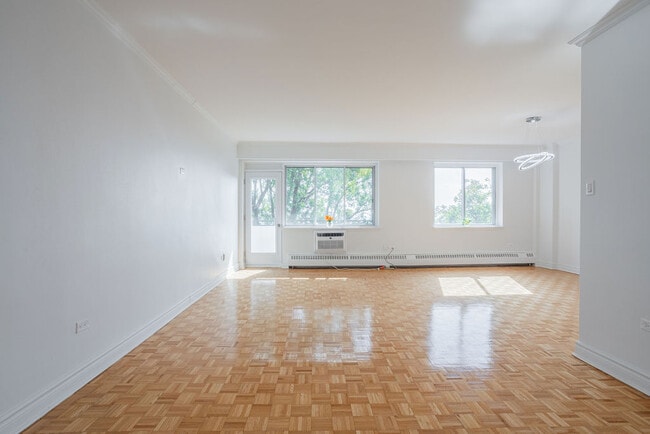 Building Photo - 4840 Côte St-Luc