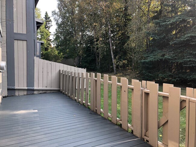 Building Photo - Large 3 Bedroom Townhouse - New Carpet! 2 ...