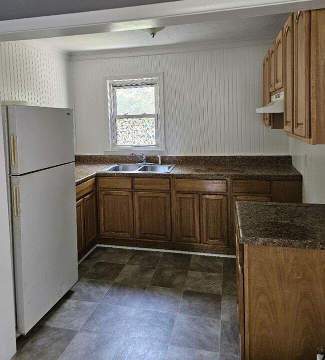 Building Photo - Knoxville 37920 - 3 bedroom, fenced yard -...