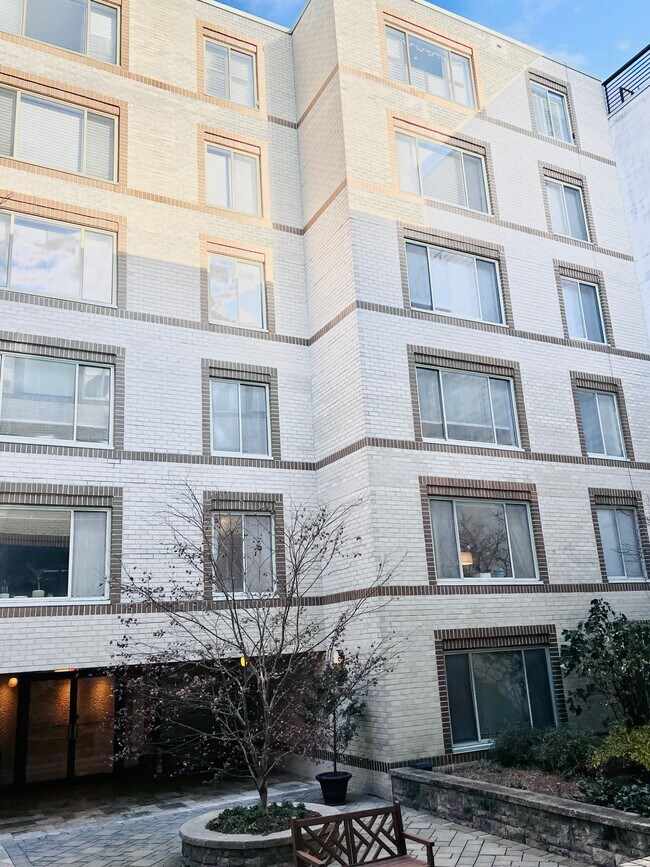 Foto del edificio - 2141 Wisconsin Ave NW