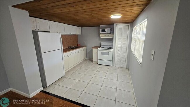 Building Photo - 6220 SW 41st Ct